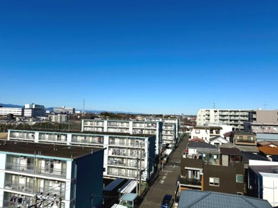 澄み渡る青空が広がる開放感のある現地からの眺望です。遠くまで見渡すことができるため視界が広がります。周囲に高い建物が少なく空を身近に感じられます。周辺の街並みもすっきりと見えます。