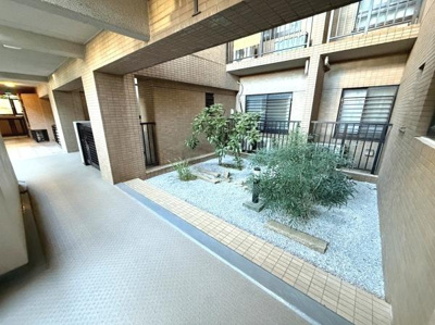 マンション内に手入れされた植栽スペースがあり共用部分が明るい印象です。通路も広々としており移動がしやすい設計になっています。タイル張りの外観が清潔感を感じさせます。採光も良く開放的な雰囲気です。