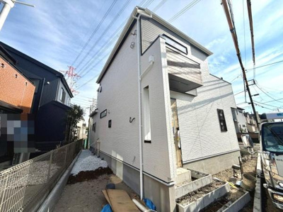 現代的なデザインの外観が特徴的です。ホワイトを基調とした外壁で明るい印象です。窓の配置にも工夫が感じられます。周囲とも調和した住宅が立ち並ぶエリアです。角度によって異なる表情を楽しめます。