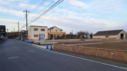 現地土地写真の通り周辺は落ち着いた住宅街となっています。前面道路が広く車の出入りもスムーズに行えます。区画整理が整っており建築プランも立てやすい土地です。