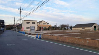 現地土地写真の通り周辺は落ち着いた住宅街となっています。前面道路が広く車の出入りもスムーズに行えます。区画整理が整っており建築プランも立てやすい土地です。