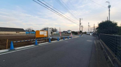 前面道路が広く車の出入りもスムーズに行えます。周辺は落ち着いた雰囲気が広がりゆとりある現地土地写真です。敷地の形も整っておりさまざまなプランに対応しやすい印象です。
