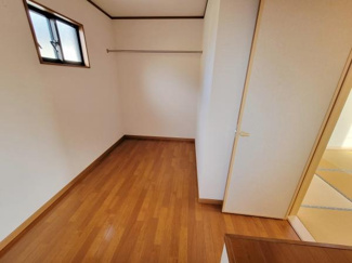 ナチュラルな色合いのフローリングが明るさを引き立てます。収納スペースが隣接しており使いやすい空間となっています。窓からの採光も確保され清潔感のある印象です。シンプルな設計が落ち着きを感じさせます。