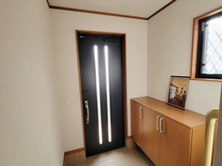 明るい光が差し込む玄関は扉のデザインが印象的です。収納スペースもしっかり確保されておりすっきりとした空間が広がっています。窓もあり換気がしやすい点もポイントです。落ち着いた色合いの内装が特徴です。