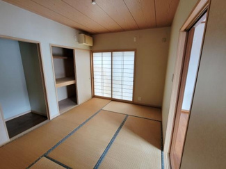 落ち着いた雰囲気の和室です。障子からのやわらかな光が部屋全体を明るくしています。収納スペースも備わっており使い勝手の良さが感じられます。畳がしっかり敷かれており伝統的な空間を演出しています。