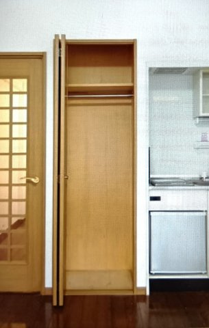 ライオンズマンション西新井本町第2【収納】洋服やバッグを収納できます