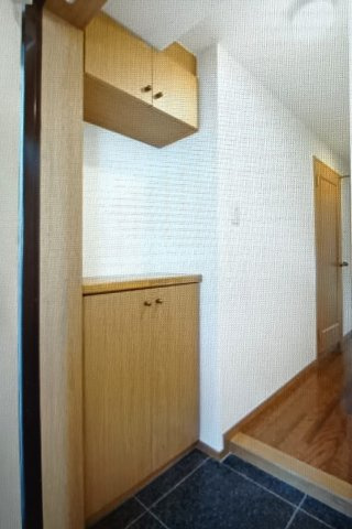 ライオンズマンション西新井本町第2【玄関】収納力の高い玄関です