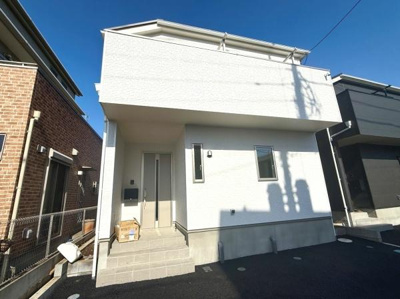 現地写真には前面道路が広がっており車のすれ違いもスムーズに行えそうです。周囲には戸建て住宅が整然と並び落ち着いた街並みが感じられます。フラットな道路で移動も安心です。前面の道路状況を確認いただけます。