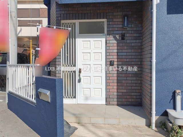八王子市諏訪町473-14 中古【仲介手数料無料】【玄関】重厚感のあるデザインの玄関ドア。