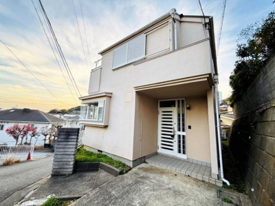 落ち着いた色合いの外観が特徴です。シンプルなデザインで清潔感があります。広々としたアプローチが魅力的です。ゆとりのある玄関スペースもうれしいポイントです。道路からのアクセスもスムーズです。