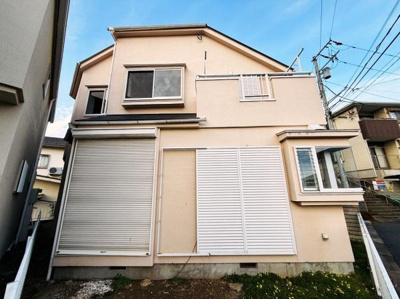 シャッター付きの窓がありプライバシーに配慮された外観です。白を基調とした外壁が落ち着いた印象を与えます。バルコニー部分もあり用途の幅が広がります。周囲は住宅街で静かな環境です。