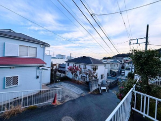 現地からの眺望は開放感があり空の広がりをしっかり感じられます。周辺には住宅が並び落ち着いた雰囲気が特徴的です。道路もゆったりしており暮らしやすさが伝わる眺めです。