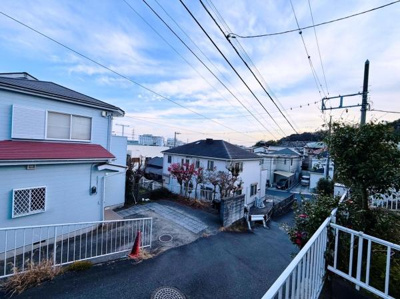 現地からの眺望は開放感があり空の広がりをしっかり感じられます。周辺には住宅が並び落ち着いた雰囲気が特徴的です。道路もゆったりしており暮らしやすさが伝わる眺めです。