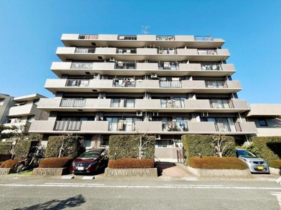 シンプルな外観が印象的なマンションです。各住戸のバルコニーが広々としています。日差しがしっかり入る設計となっています。敷地内に駐車場が完備されています。エントランス前の植栽も整っています。