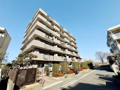 シンプルな外観が印象的なマンションです。各住戸のバルコニーが広々としています。日差しがしっかり入る設計となっています。敷地内に駐車場が完備されています。エントランス前の植栽も整っています。