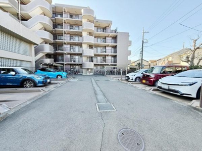 敷地内に駐車場が完備されており車の出し入れがしやすい広さとなっています。区画もしっかり区切られており安心してご利用いただけます。マンションの目の前に位置し利便性が高い環境です。