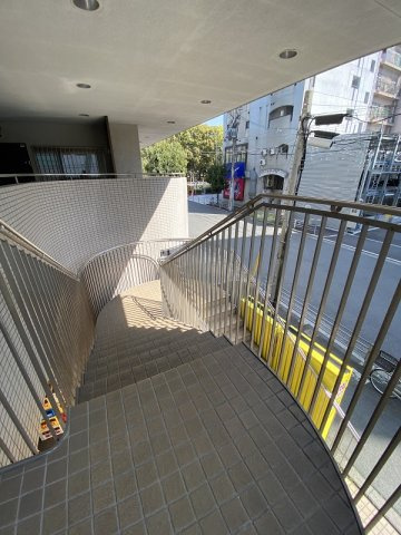 ドムール長居【共有部分】2階専用外階段です