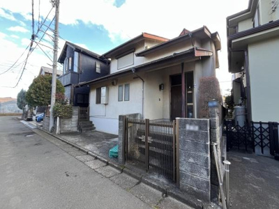 現地土地写真から前面道路に面した明るい雰囲気の敷地が確認できます。周囲には住宅が並び落ち着いた街並みです。道路との高低差が少なくアクセスしやすい立地となっています。