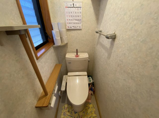 手すり付きの温水洗浄機能付きトイレです。窓付きで自然換気ができ、明るく快適にご利用いただけます。