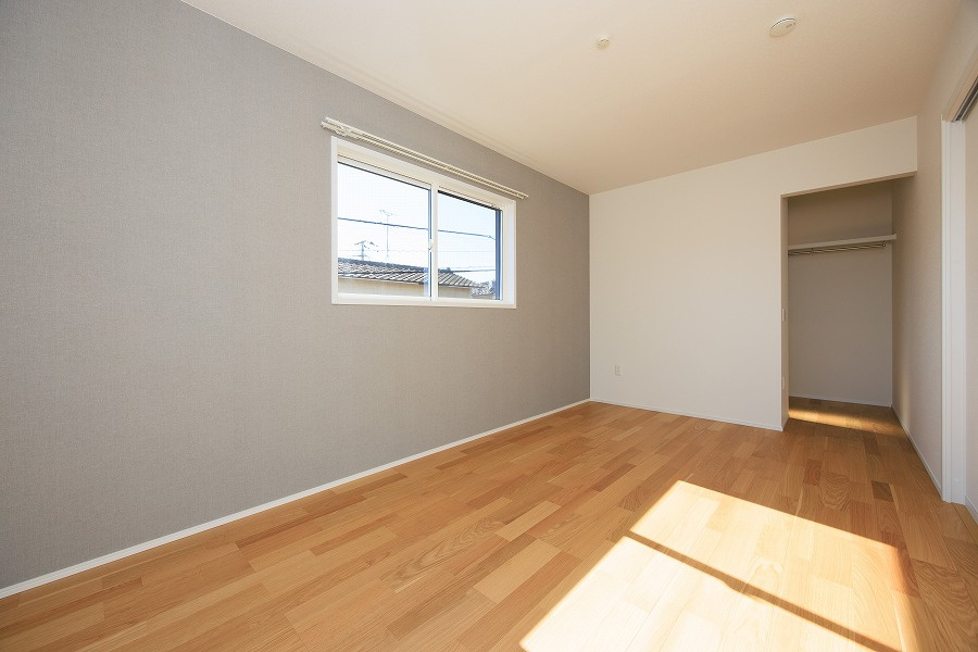 SUNCOURT  小倉北区神岳2丁目【内観：施工例】主寝室7.5帖☆WIC付き♪バルコニーのある明るいお部屋です！（施工例）