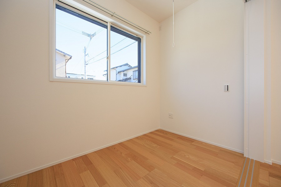 SUNCOURT  小倉北区神岳2丁目【内観：施工例】1階3.5帖の洋室は雨でも洗濯物が干せるランドリーフック付　（施工例）