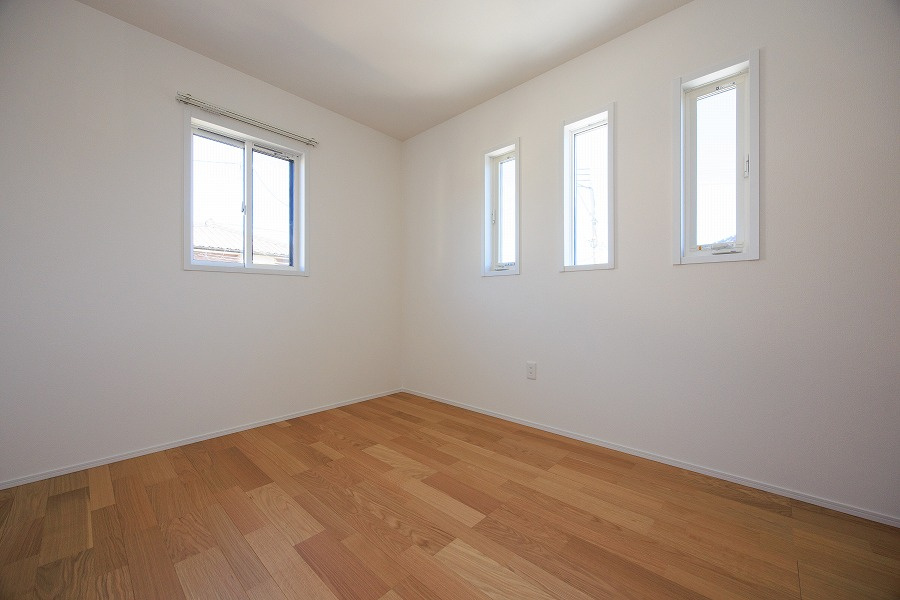 SUNCOURT  小倉北区神岳2丁目【内観：施工例】6.0帖の洋室。クローゼットつきでお片付けが楽々！　（施工例）