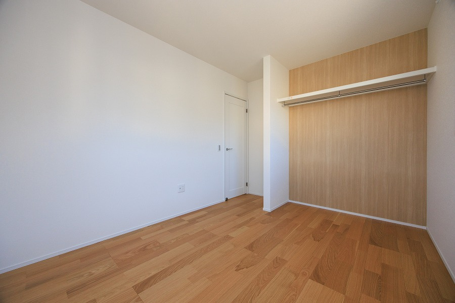 SUNCOURT  小倉北区神岳2丁目【内観：施工例】2階洋室6.0帖です。オープンクローゼットもあり、朝の服選びが楽ちん♪　　（施工例）