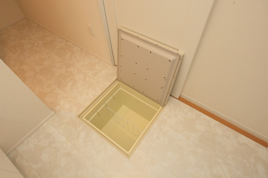 SUNCOURT  小倉北区神岳2丁目【内観：施工例】床下収納付きのキッチン（施工例）