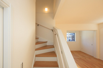 SUNCOURT  小倉北区神岳2丁目【内観：施工例】転倒転落を防止する手すり付きの安全設計（施工例）