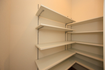 SUNCOURT  小倉北区神岳2丁目【内観：施工例】天井高シューズボックス。最大40足程度の靴をスッキリ収納（施工例）
