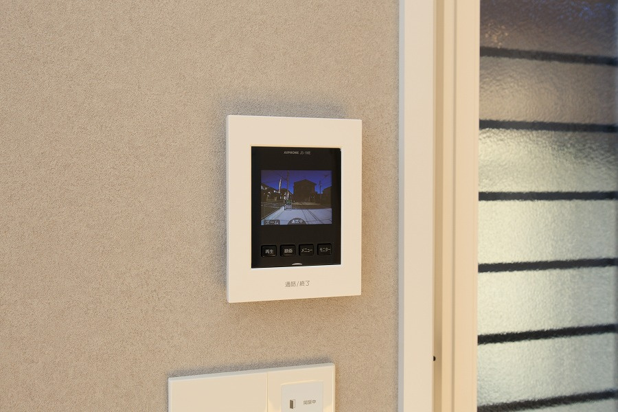 SUNCOURT  小倉北区神岳2丁目【設備】ドアを開けずに来訪者を確認できるモニター付きのインターホン