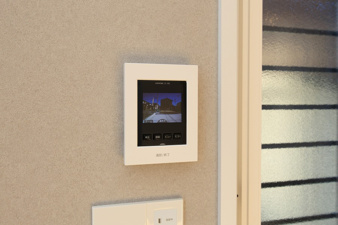 SUNCOURT  小倉北区神岳2丁目【設備】ドアを開けずに来訪者を確認できるモニター付きのインターホン