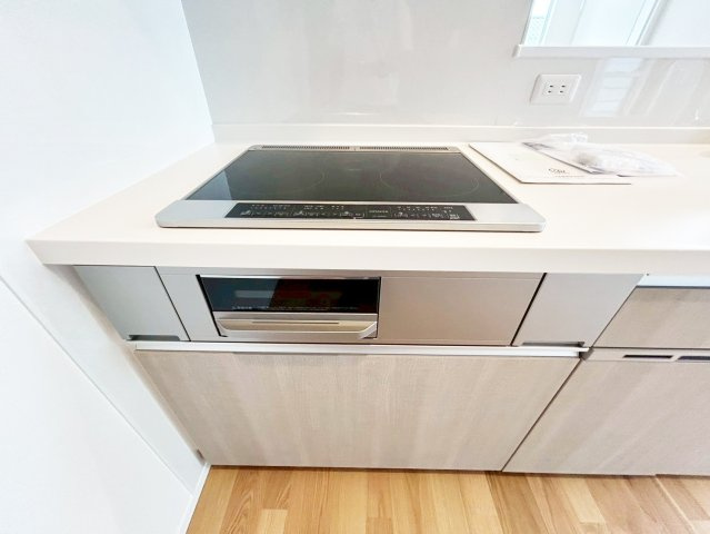 SUNCOURT  小倉北区神岳2丁目【設備】3口IHコンロ。お掃除もサッとひと拭きラクラクです