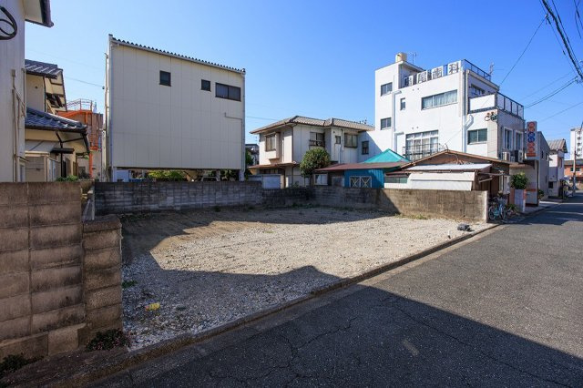 SUNCOURT  小倉北区神岳2丁目【前面道路含む現地写真】駐車2台OK、交通量少なく、ゆっくり車の出し入れができます！　