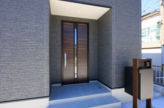 SUNCOURT  小倉北区神岳2丁目【内観：施工例】ワンプッシュで鍵の施解錠ができる便利なキーレス玄関ドア（施工例）