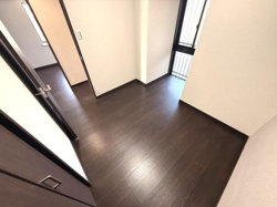 落ち着いた色合いのフローリングが特徴的なお部屋です。シンプルな内装でどんなインテリアにも合わせやすい空間となっています。ドアや収納部分も統一感のある仕上がりです。