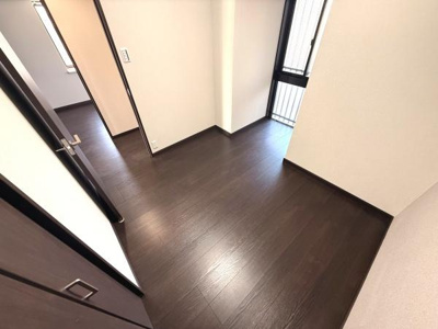 落ち着いた色合いのフローリングが特徴的なお部屋です。シンプルな内装でどんなインテリアにも合わせやすい空間となっています。ドアや収納部分も統一感のある仕上がりです。