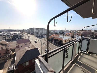 開放感のあるバルコニーからの眺望が広がります。周囲の建物や道路の様子を一望できます。晴れた日には遠くまで見渡せるのが特長です。見晴らしの良い環境をお探しの方におすすめです。