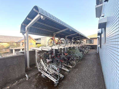 屋根付きの自転車置き場が設けられており雨の日でも安心して自転車を保管できます。二段式ラックで多くの自転車を収納可能です。建物横にあり敷地内での利便性が高いです。スペースが広く利用しやすい設計です。