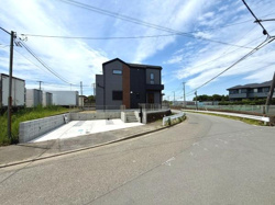 前面道路が広く車の出し入れがしやすい印象です。現地にはゆったりとしたスペースが確保されています。周囲も落ち着いた雰囲気で安心感があります。道路沿いでアクセスも良好です。
