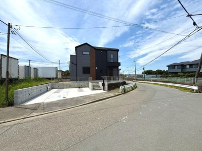 前面道路が広く車の出し入れがしやすい印象です。現地にはゆったりとしたスペースが確保されています。周囲も落ち着いた雰囲気で安心感があります。道路沿いでアクセスも良好です。