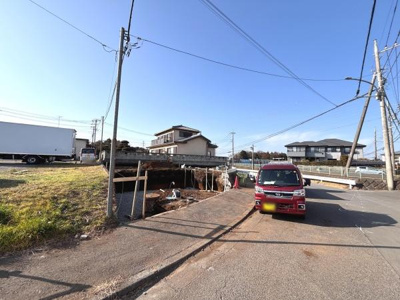 周囲に住宅やアパートが立ち並ぶエリアに位置し現地の様子がよくわかります。道路は幅があり車の通行にも便利です。日当たりが期待できる開放感ある場所となっています。落ち着いた街並みが印象的です。