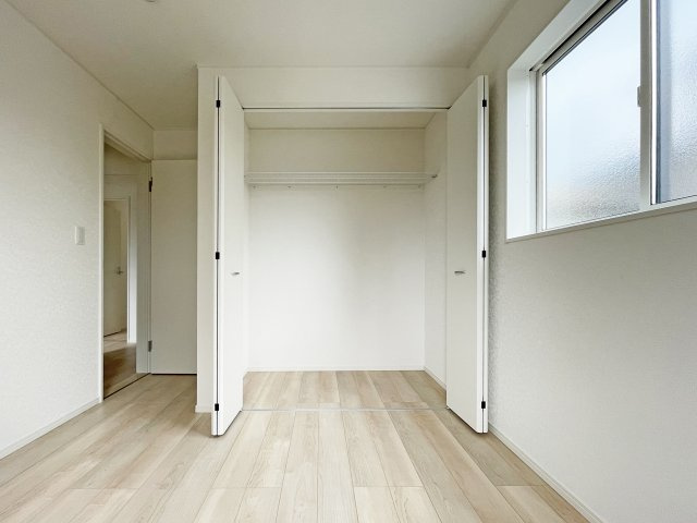 北九州市八幡西区貴船台　第1【内観：施工例】2階6.5帖の洋室。WIC完備！