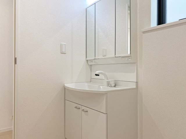 北九州市八幡西区貴船台　第1【内観：施工例】ハンドシャワータイプの洗面化粧台。朝の髪のお手入れもこれで安心です。