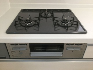 北九州市八幡西区貴船台　第1【内観：施工例】三ツ口のコンロは安全装置付き。お料理のレパートリーが増えるかも。