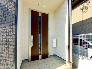 北九州市八幡西区貴船台　第1【外観：施工例】二重ロックでピッキング対策の玄関です。大容量シューズボックスもあり