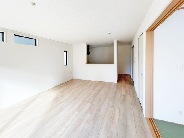 北九州市八幡西区貴船台　第1【内観：施工例】対面式キッチンと広々リビングで自然とコミュニケーションもバッチリ。