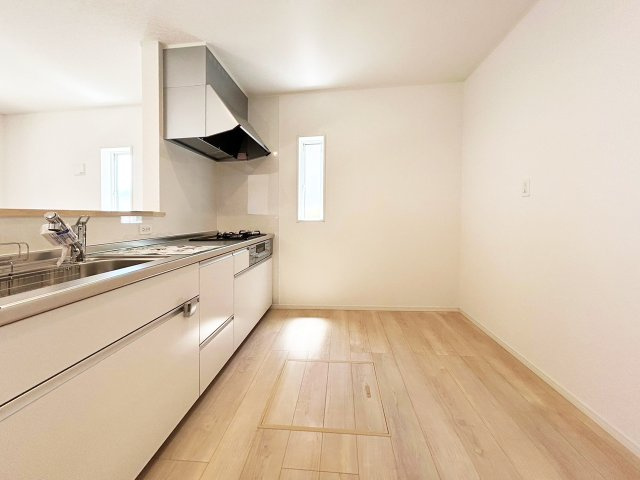 北九州市八幡西区貴船台　第1【内観：施工例】ワイドタイプのシステムキッチン。作業スペースが広く炊事が捗ります