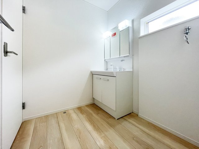 北九州市八幡西区貴船台　第1【内観：施工例】ハンドシャワータイプの洗面化粧台。朝の髪のお手入れもこれで安心です。