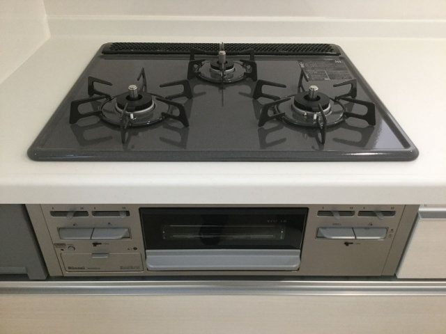 北九州市八幡西区貴船台　第1【内観：施工例】三ツ口のコンロは安全装置付き。お料理のレパートリーが増えるかも。